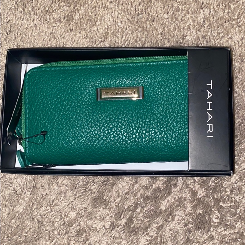 Tahari Wallet